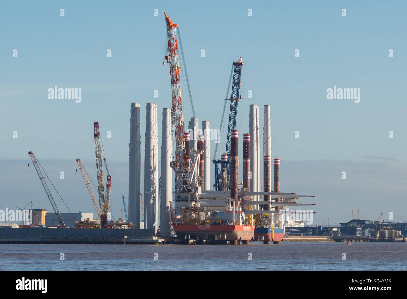 Siemens una fabbrica di pale - turbina eolica parti essendo caricati a bordo Bold Tern Valletta costruzione offshore jack up, Hull, England, Regno Unito Foto Stock
