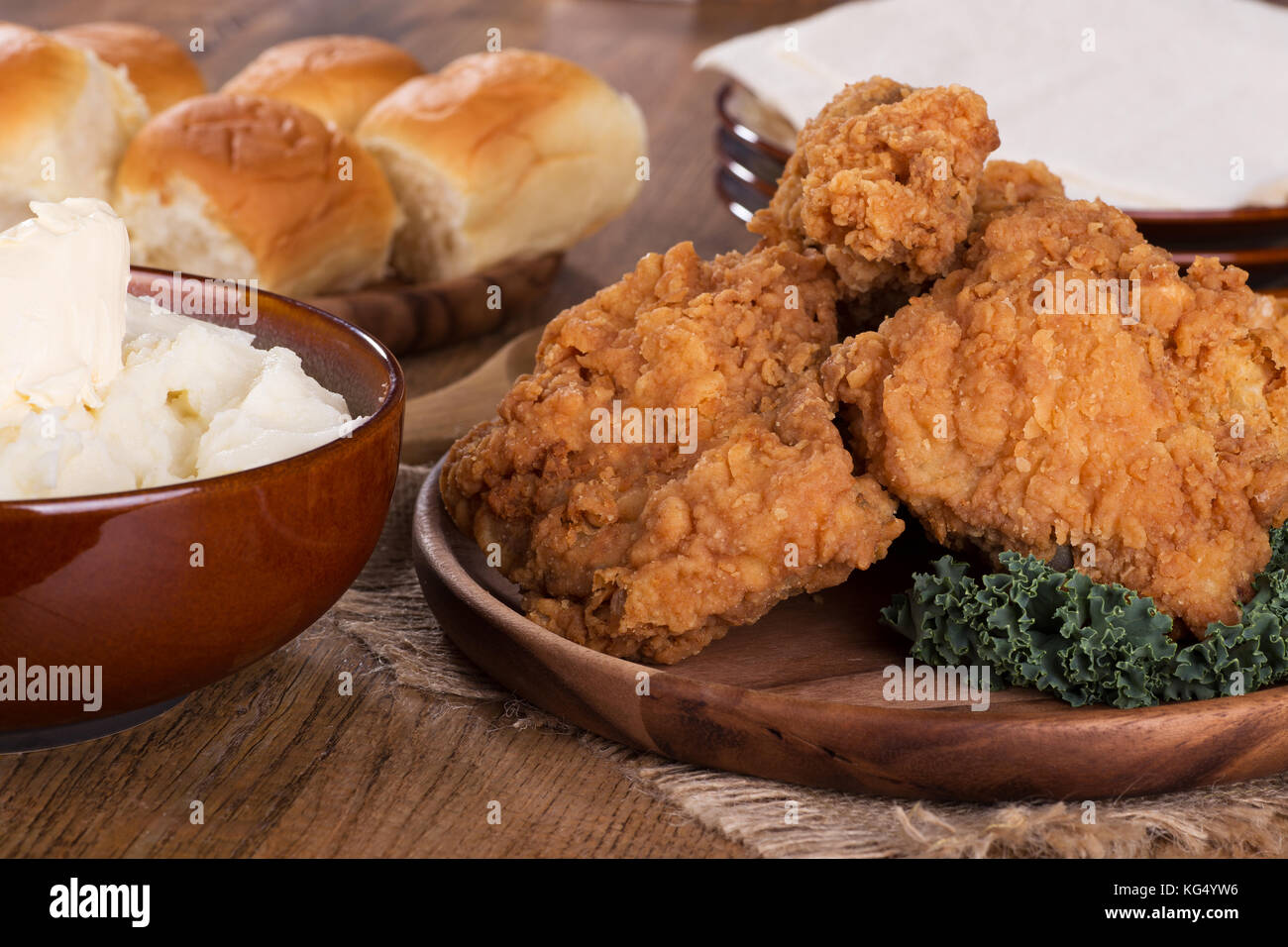 Fritto di pollo su un piatto di portata con purè di patate e rotoli Foto Stock