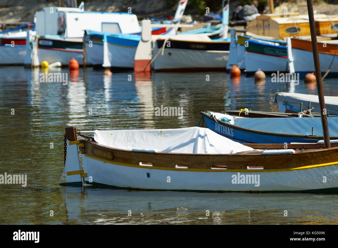In legno tradizionali barche da pesca denominata "pointu" in Provenza.Qui in un porto naturale in Costa Azzurra (Cap d'Antibes) Foto Stock