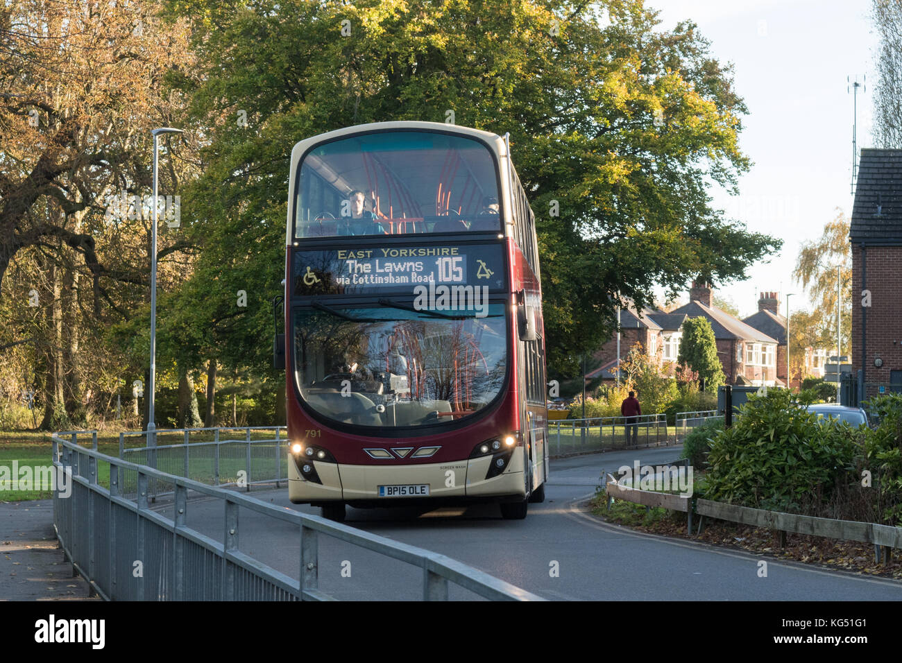 East Yorkshire Bus servizio 105 Hull Università di servizio che arriva al villaggio di studenti dei prati, Cottinglham, Inghilterra, Regno Unito Foto Stock