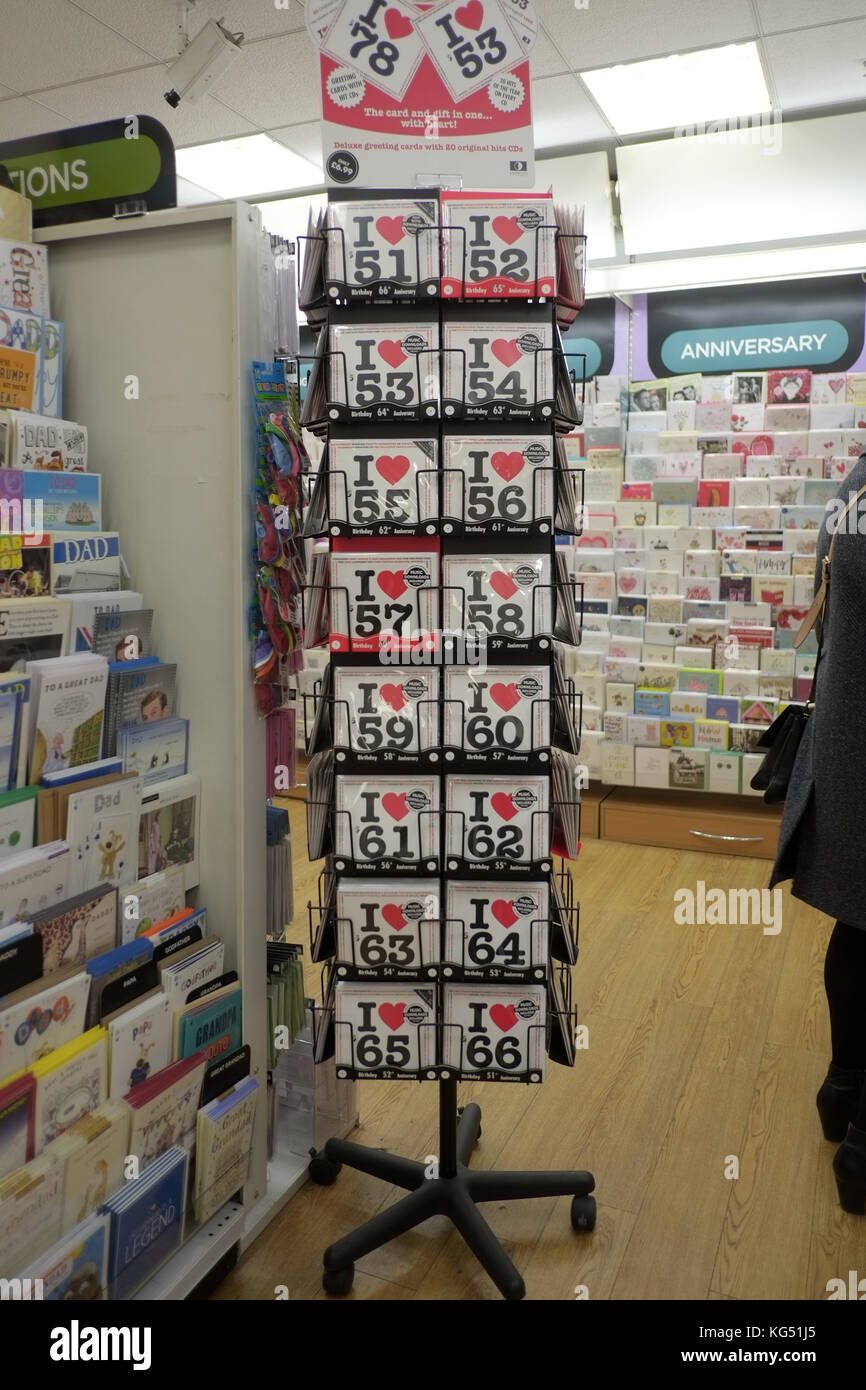 Novembre 2017 - raccolta di biglietti di compleanno relativi all'età in vendita in un negozio di articoli di cancelleria Foto Stock