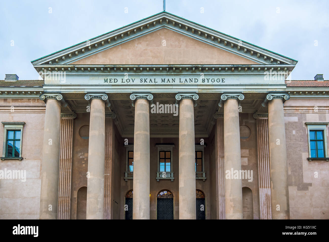 Tribunale danese di diritto, un edificio storico situato su Nytorv, Copenaghen, Danimarca, 2 novembre 2017 Foto Stock