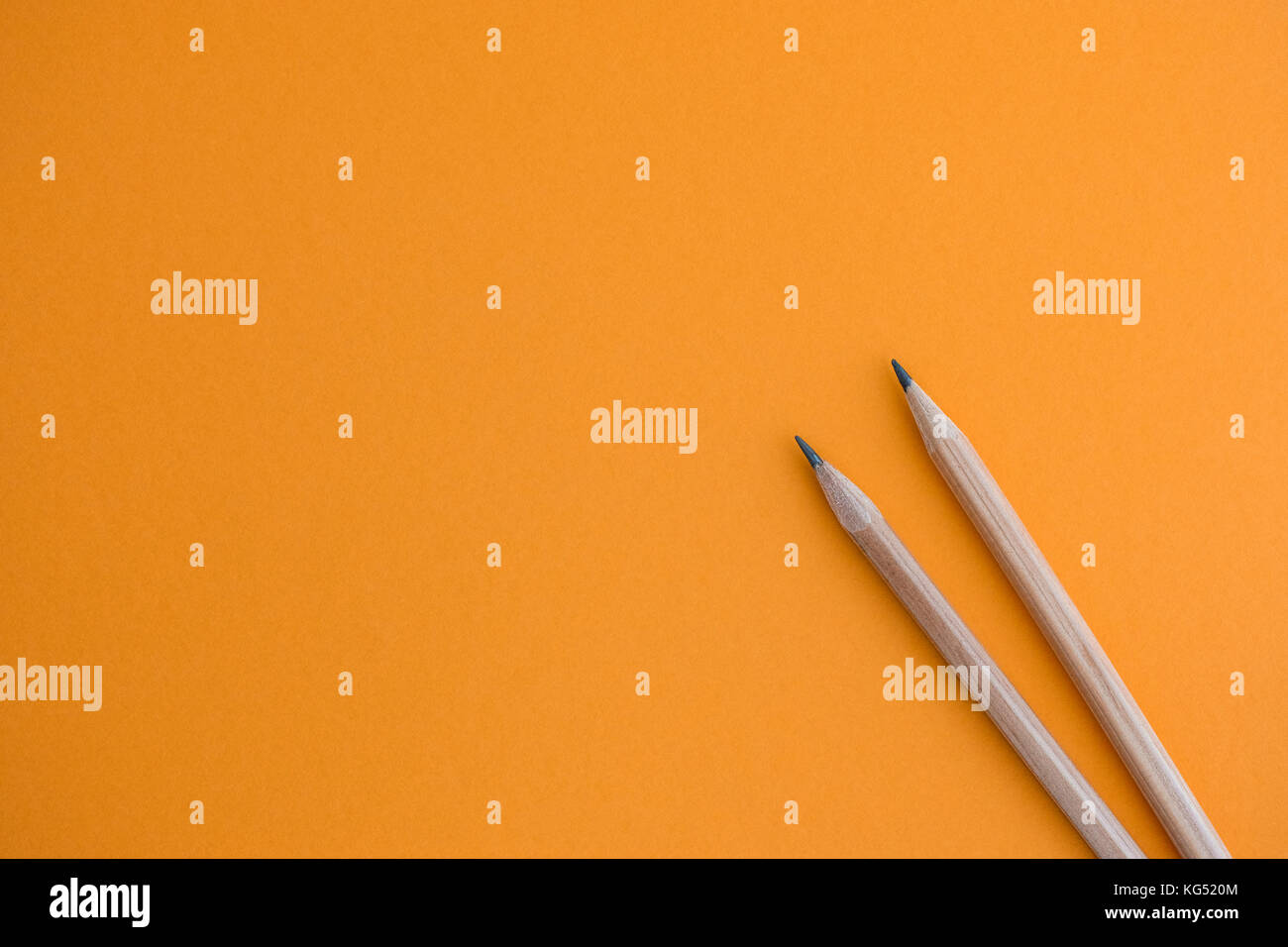 Due matite su uno sfondo giallo. close up. Foto Stock
