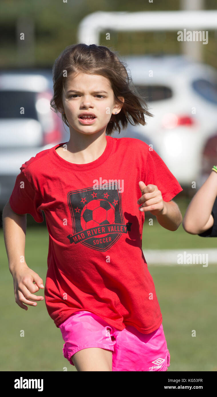 Un 6yr. old girl giocando in una partita di calcio. moretown, Vermont, USA Foto Stock