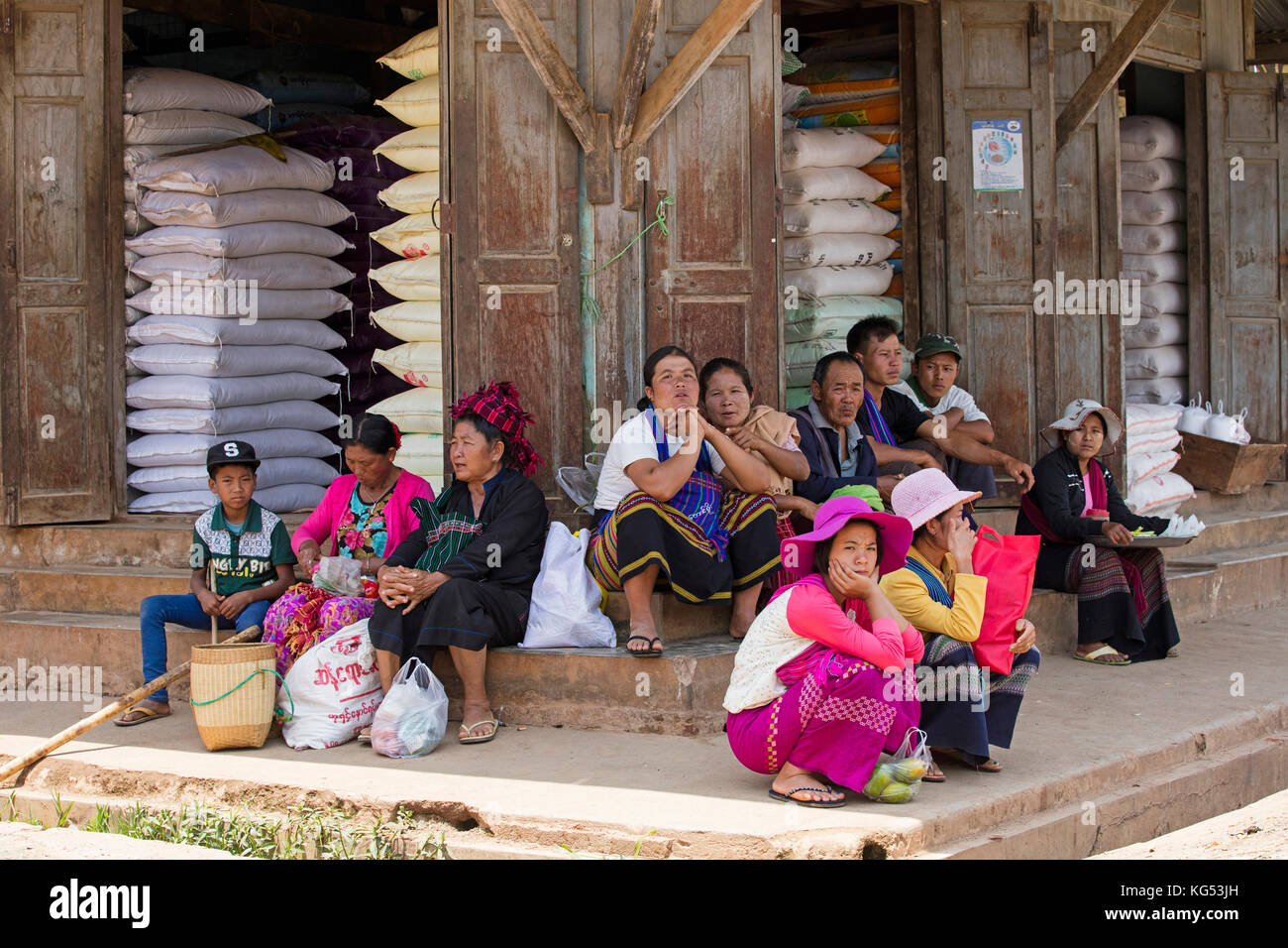 Di birmani di uomini e donne di pa'o / pao tribù nella parte anteriore del magazzino a città aungban, kalaw township, taunggyi distretto, stato shan, myanmar / BIRMANIA Foto Stock