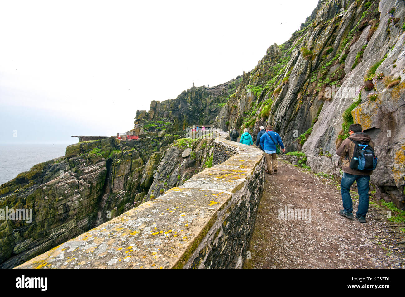 Persone escursionismo in Skellig Michael Island, nella contea di Kerry, Irlanda Foto Stock