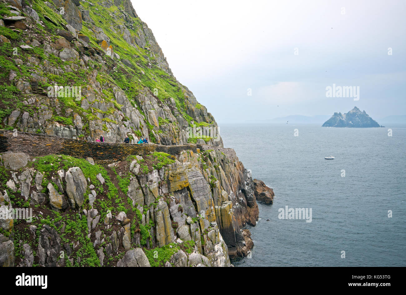 Scogliere di Skellig Michael Island e Little Skellig Island in background, nella contea di Kerry, Irlanda, Europa Foto Stock
