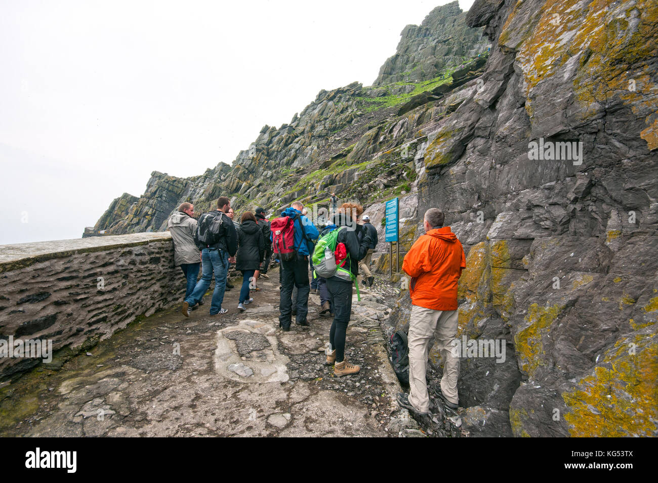 Persone escursionismo in Skellig Michael Island, nella contea di Kerry, Irlanda Foto Stock
