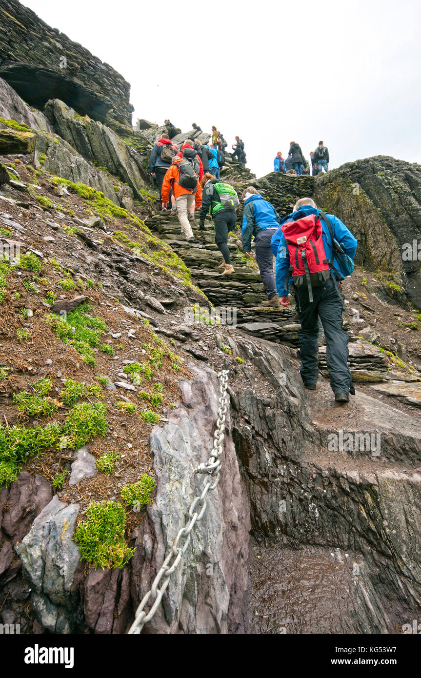 Persone escursionismo in Skellig Michael Island, nella contea di Kerry, Irlanda Foto Stock