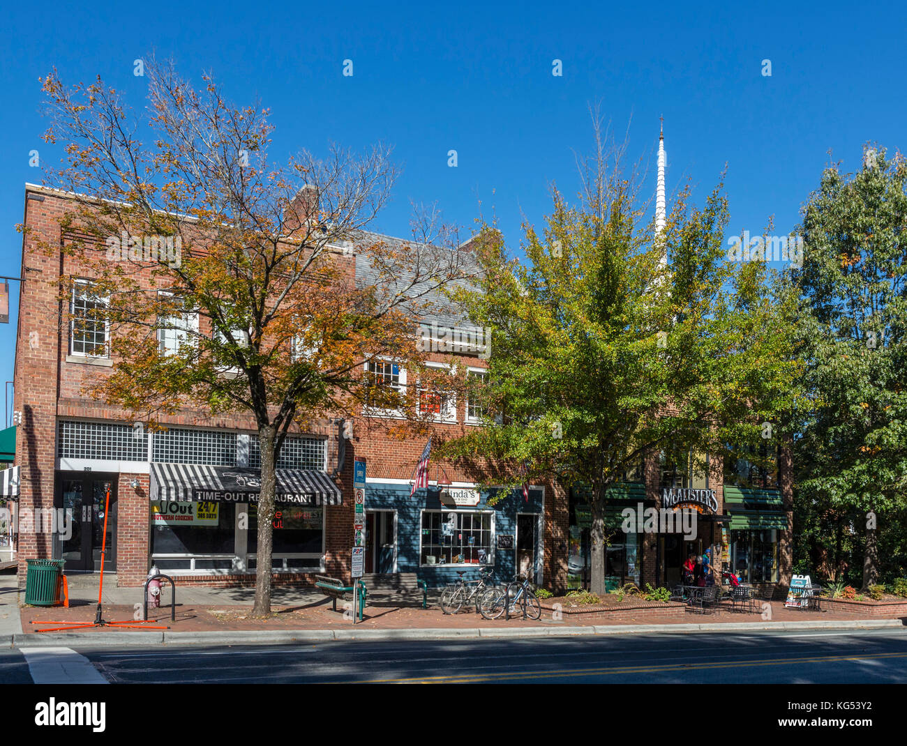 Cafe e negozi su e Franklin Street nel centro di Chapel Hill, North Carolina, STATI UNITI D'AMERICA Foto Stock