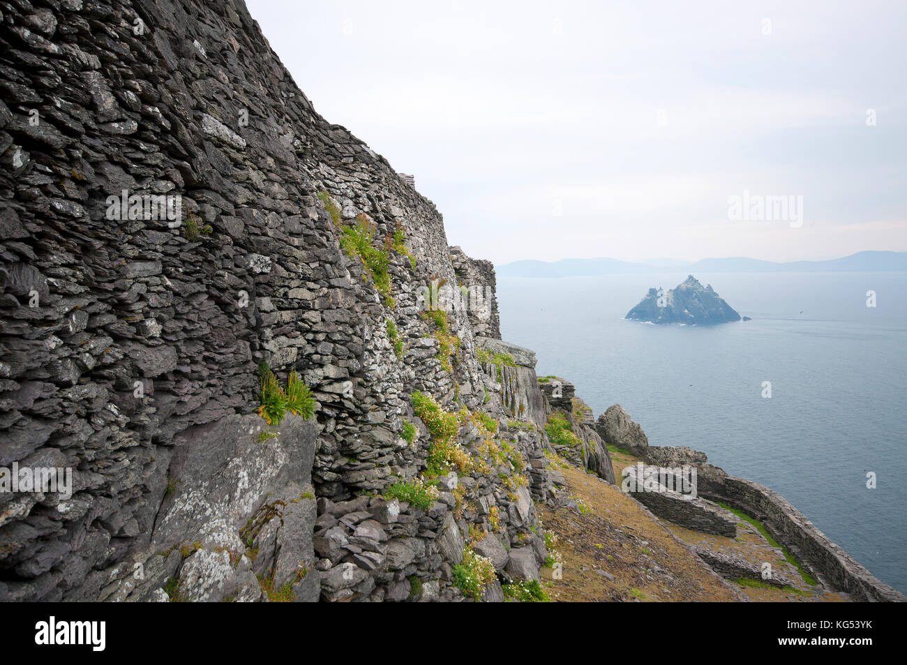 Antico monastero di Skellig Michael Island (in background Little Skellig), nella contea di Kerry, Irlanda Foto Stock