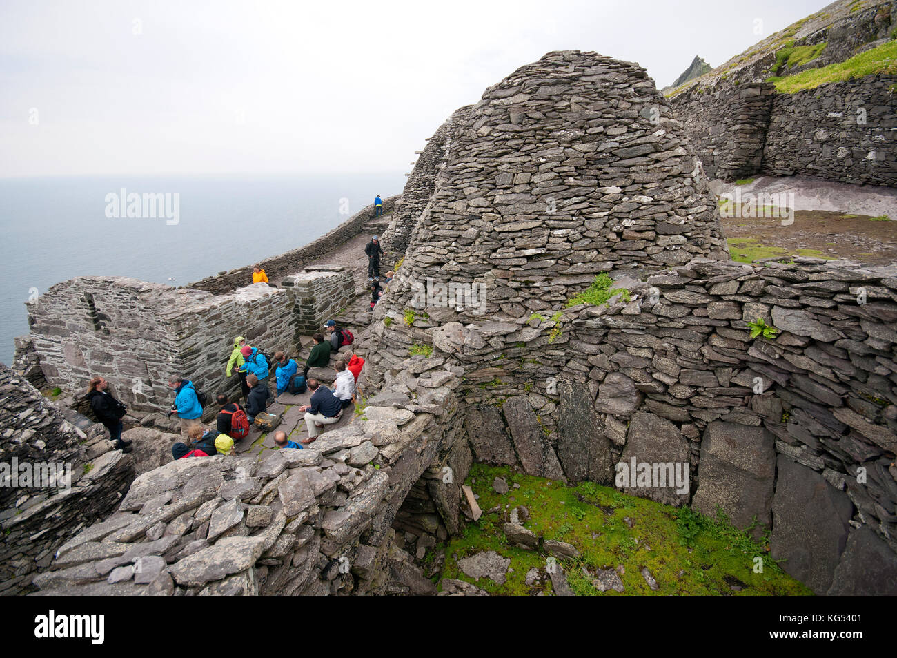 Visitatori presso antico monastero di Skellig Michael Island, nella contea di Kerry, Irlanda Foto Stock