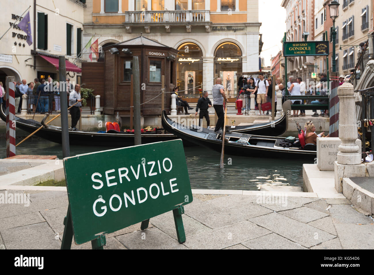 Persone che entrano nelle tipiche gondole di Venezia, Italia Foto Stock