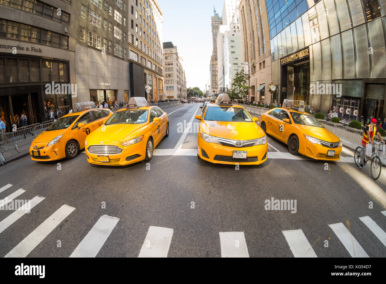Giallo taxi sulla Fifth Avenue a New York City, NYC, New York , Stati Uniti d'america, U.S.A. Foto Stock