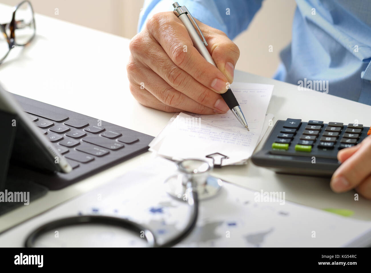 I costi sanitari e tasse concetto.Mano di smart medico ha utilizzato una calcolatrice per spese mediche in ospedale moderno Foto Stock