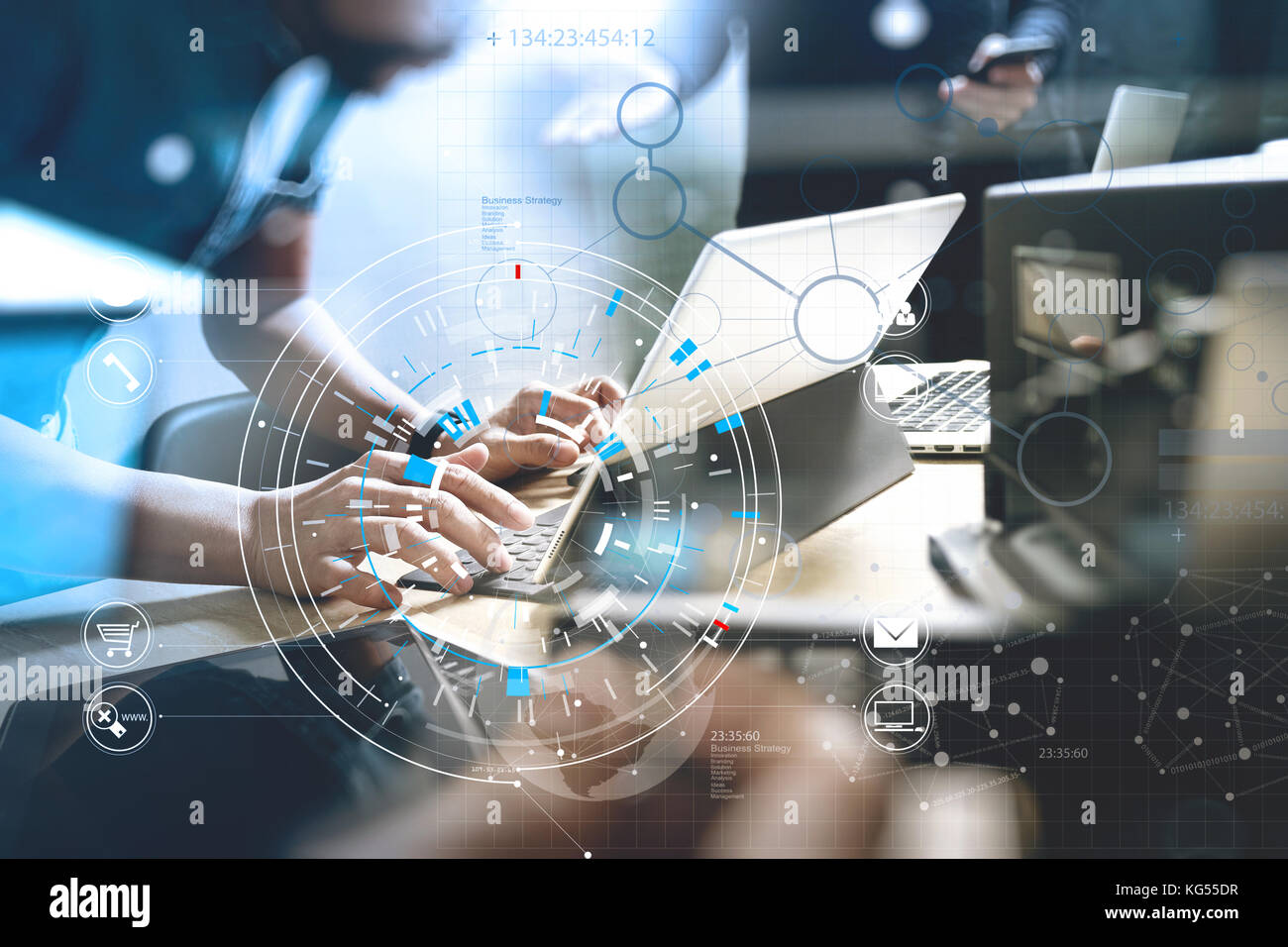 Lo sviluppo di programmazione e tecnologie di codifica. Sito web design Team. Cyber spazio contenuto.grande concetto di dati con schema VR. Foto Stock