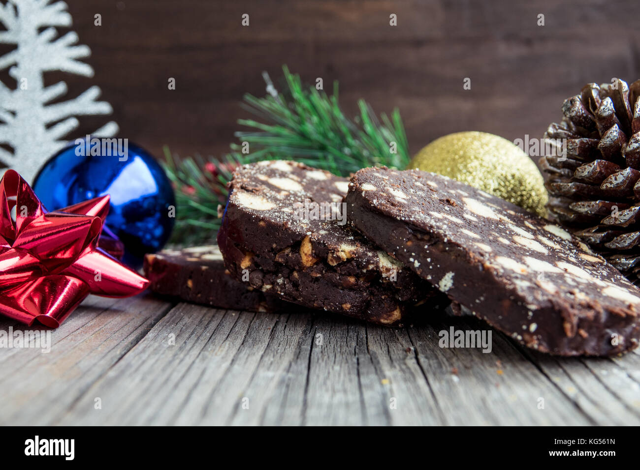 Salame di cioccolato dolce decorato per il natale Foto Stock