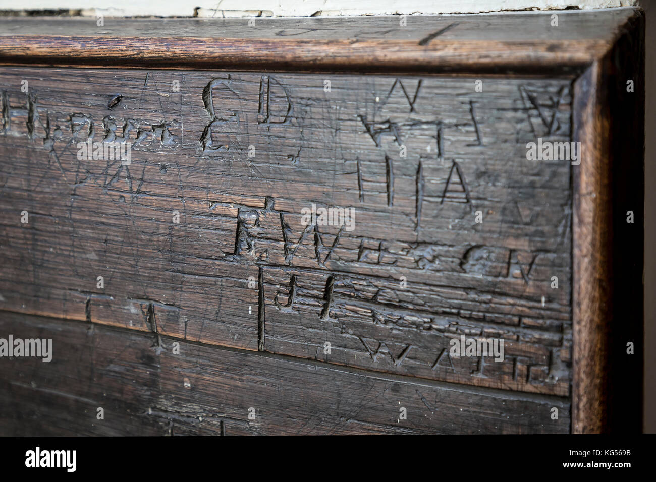 Le sculture in legno intorno a una finestra in corrispondenza della vecchia scuola, hawkshead Foto Stock