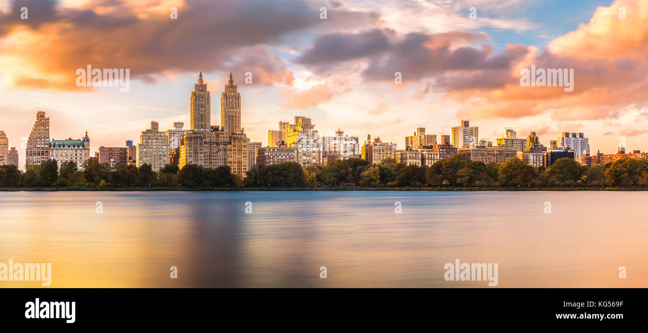 New york upper west side skyline al tramonto visto dal central park, attraverso Jacqueline Kennedy Onassis serbatoio Foto Stock