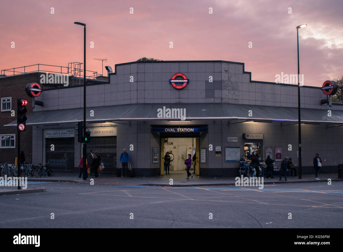 Stazione della metropolitana Oval in serata, Londra Foto Stock