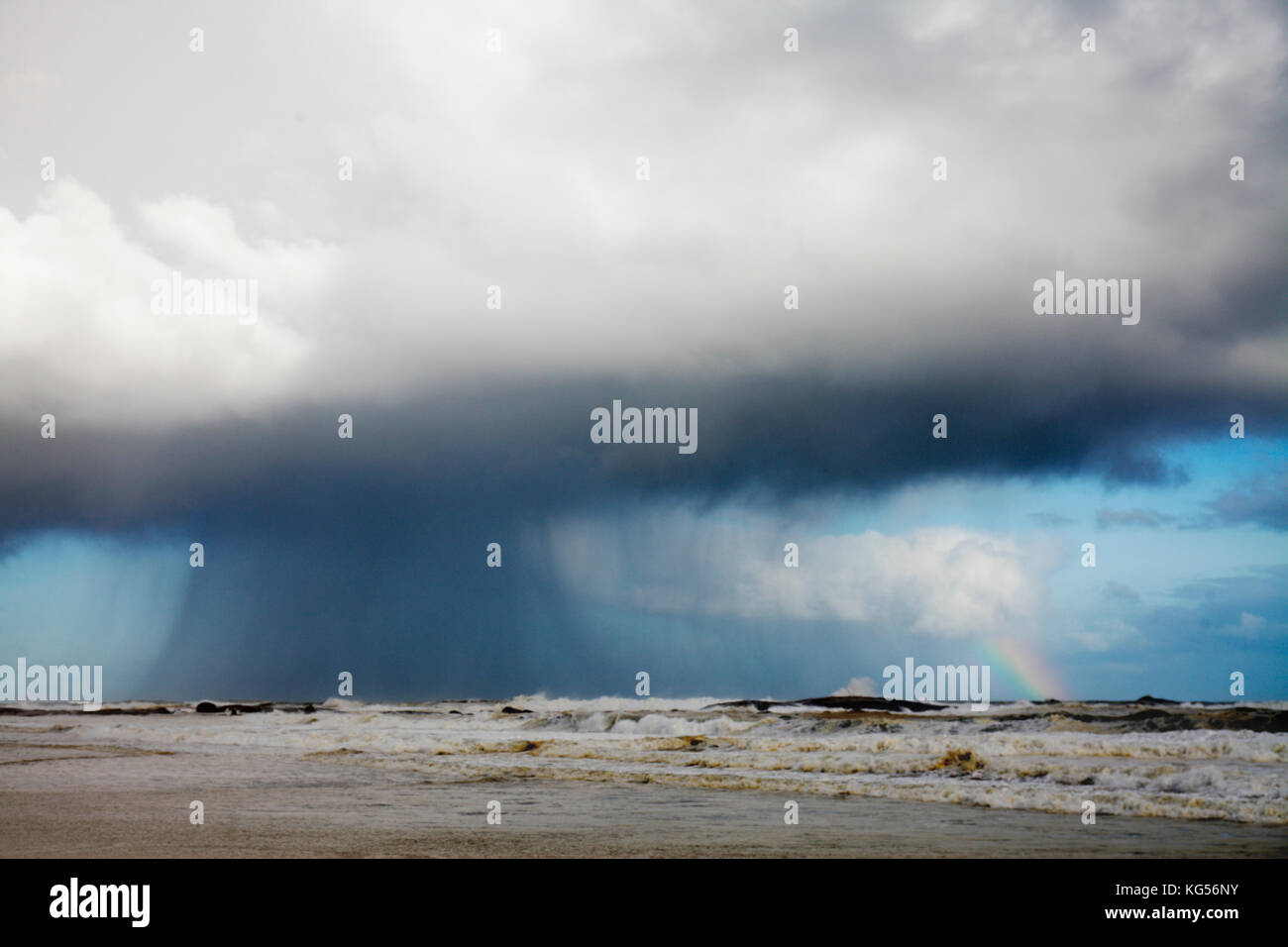 Inverno tempesta di pioggia si avvicina a Camps Bay, Città del Capo, Sud Africa. Foto Stock