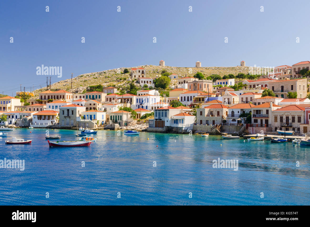 Bella vista sul lungomare della città portuale di Emborios, isola di Halki, Dodecaneso, Grecia Foto Stock