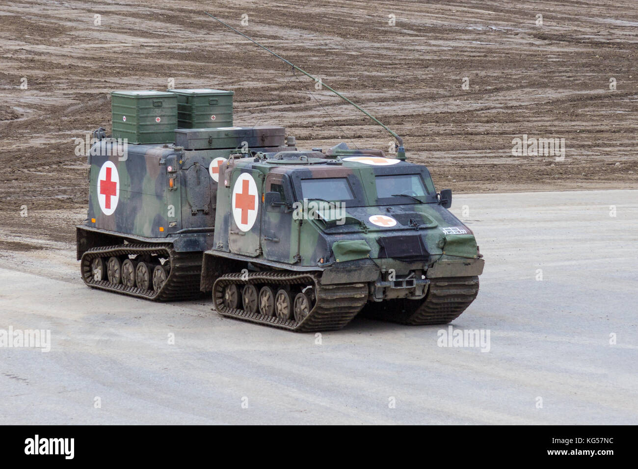 Munster / Germania - ottobre 9, 2017: haegglund, medic versione dall esercito tedesco sorge su una piattaforma vicino al campo di battaglia Foto Stock