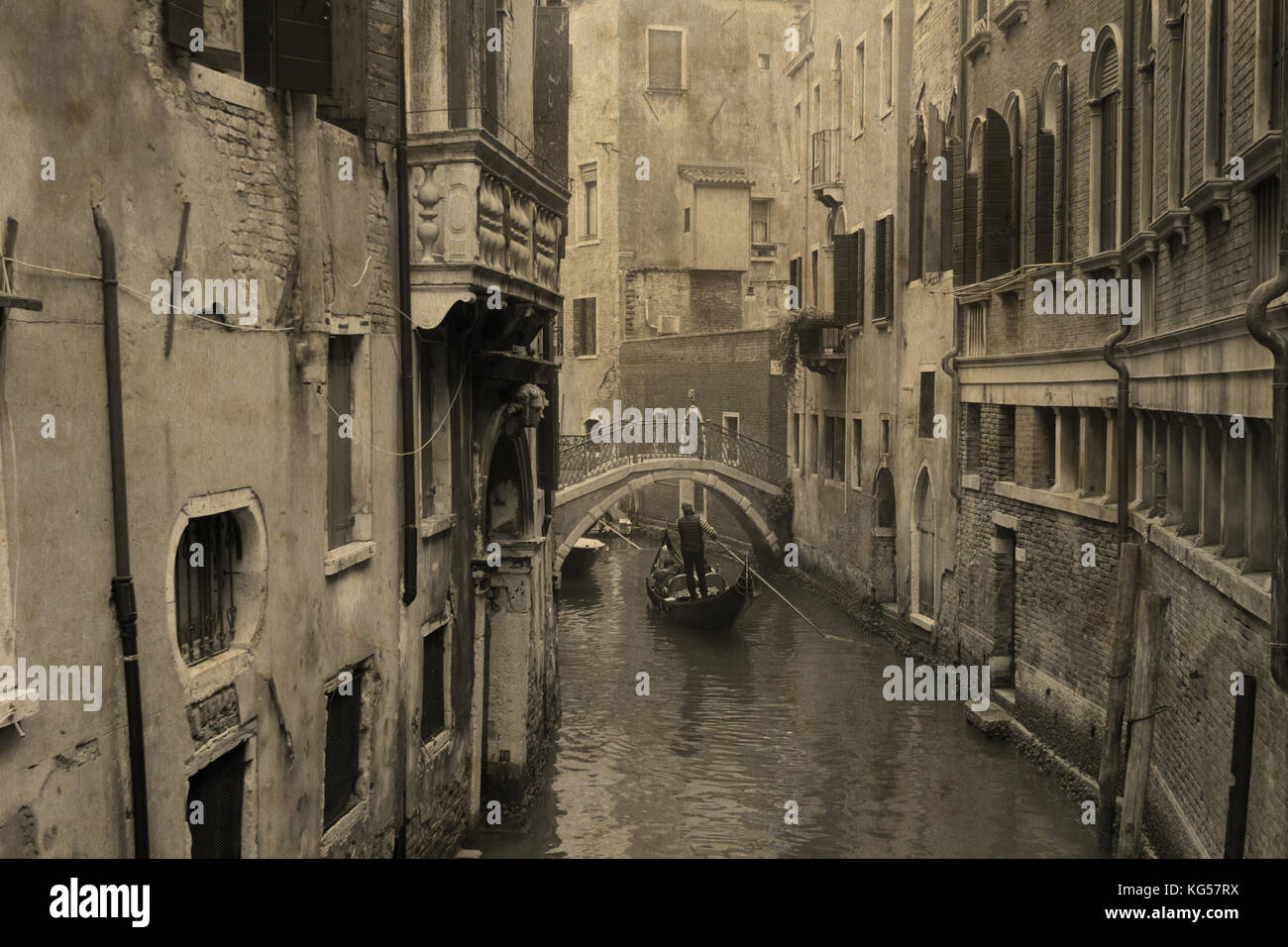 Vintage vista di Venezia con gondola. effetto con sfondo grunge Foto Stock