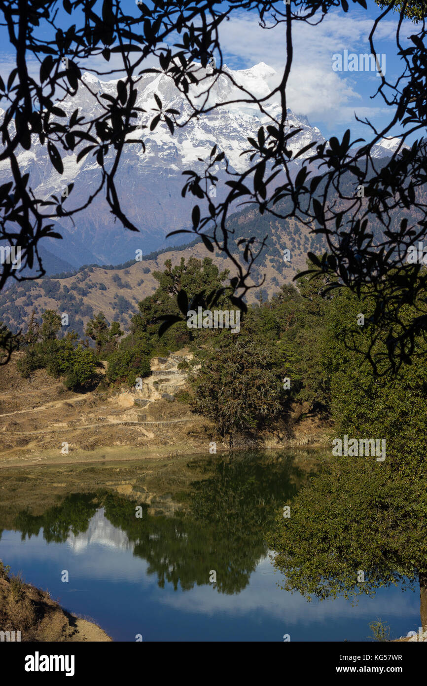 Deoria Tal è un lago situato circa 3 km su una salita di trek dai villaggi di Mastura e Sari sulla strada Ukhimath-Chopta in Uttarakhand. Foto Stock