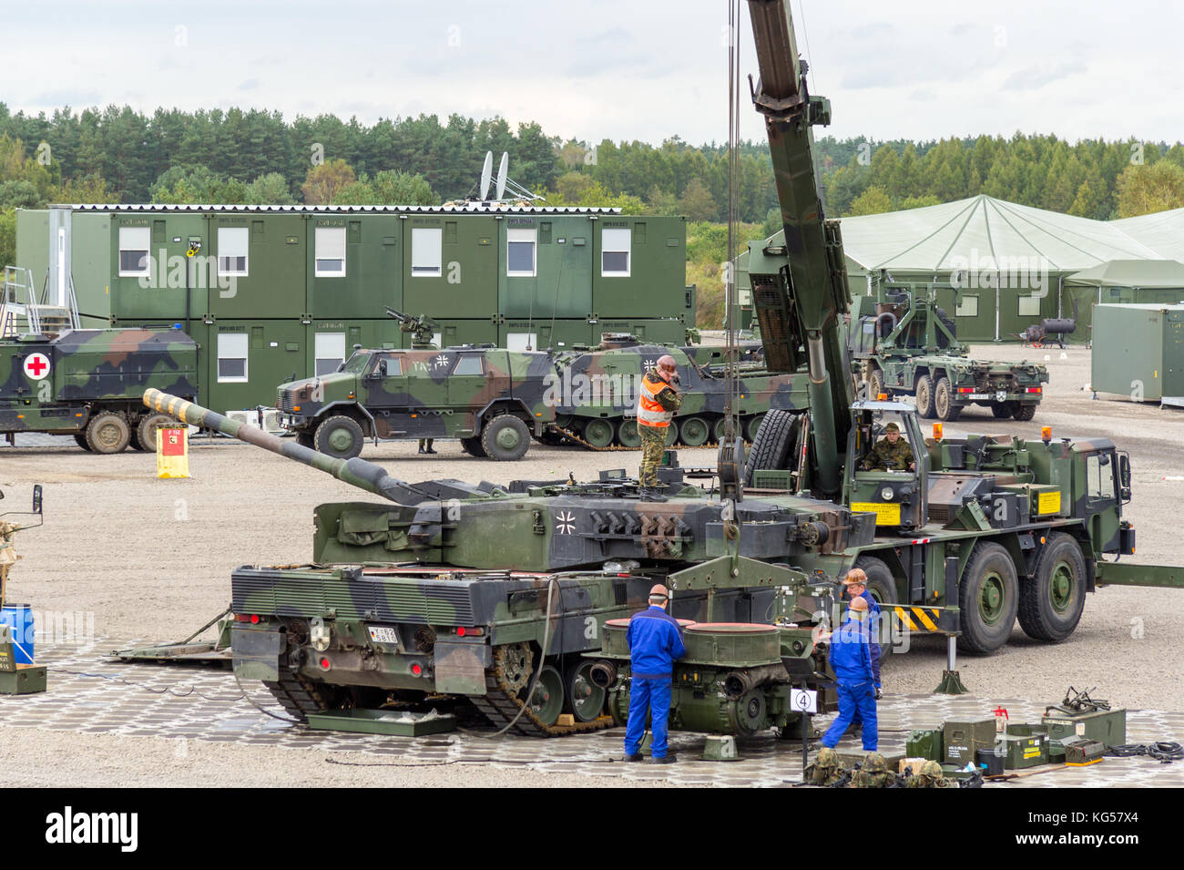 Munster / Germania - ottobre 9, 2017: logistica dall esercito tedesco funziona su un carro armato principale leopard presso un esercizio Foto Stock