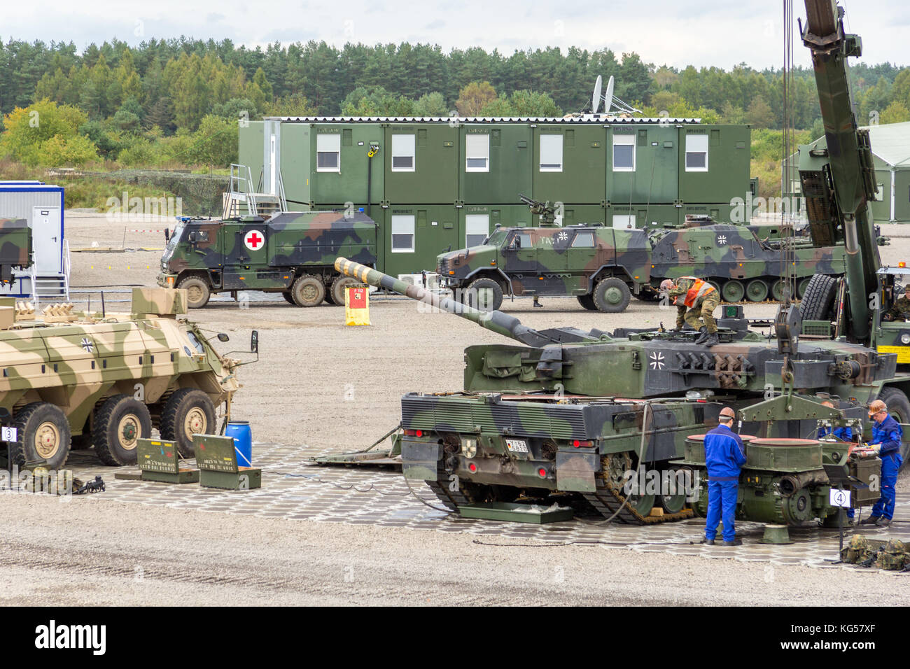 Munster / Germania - ottobre 9, 2017: logistica dall esercito tedesco funziona su un carro armato principale leopard presso un esercizio Foto Stock