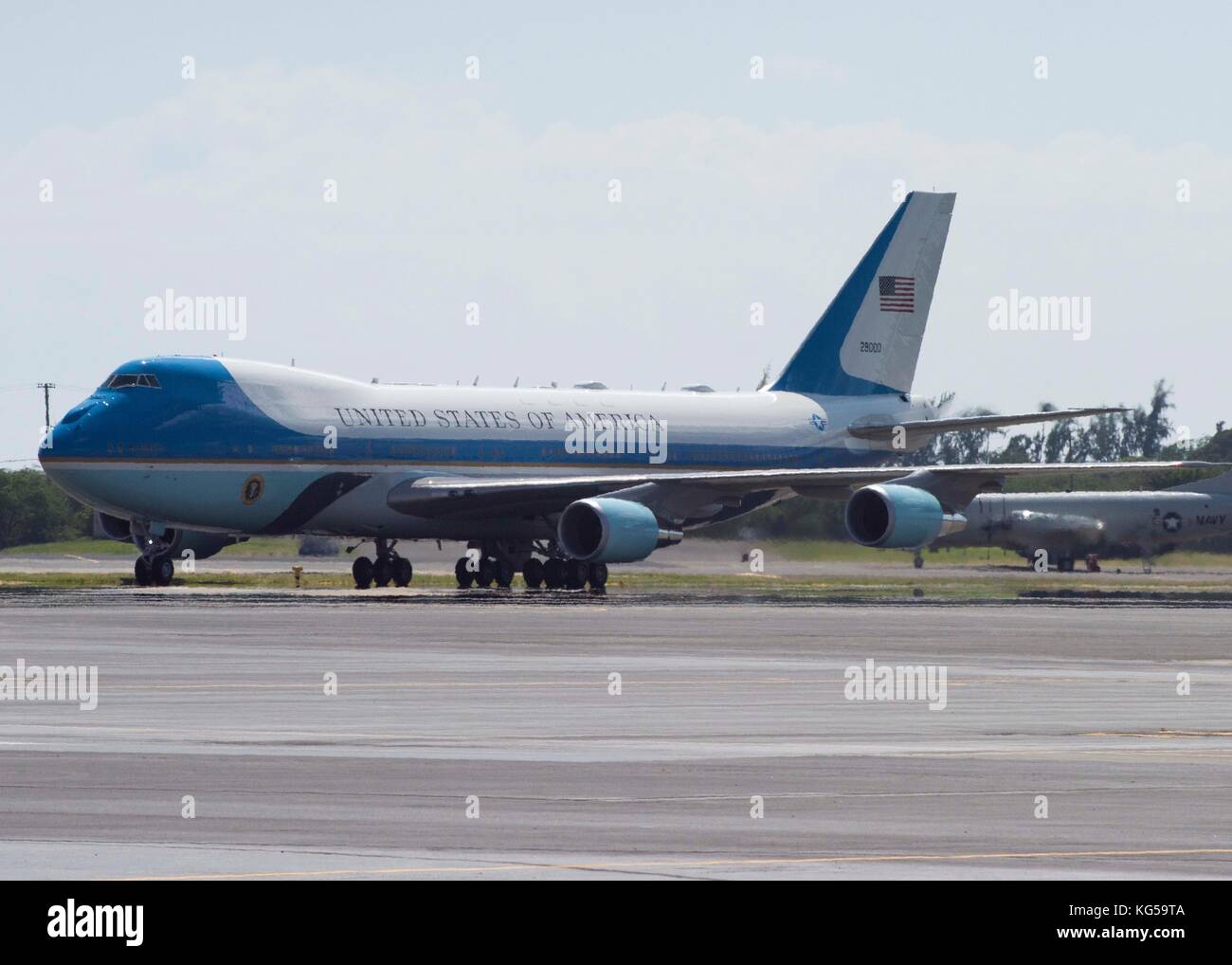 171103-N-QE566-002 Air Force One atterra su base comune perla Harbor-Hickam nov. 3. Presidente Trump è nelle Hawaii per ricevere una informazione da noi Foto Stock