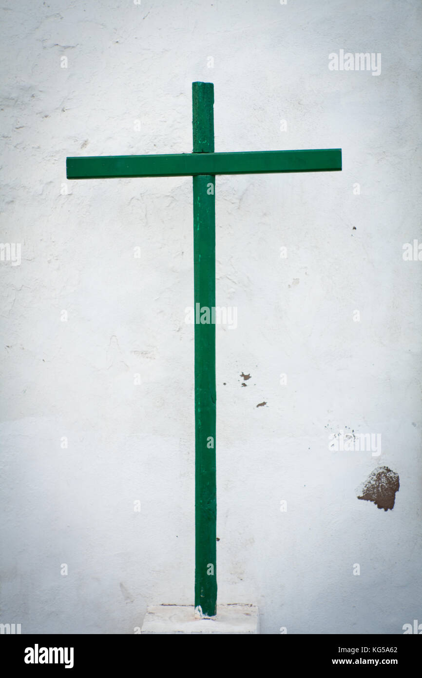 Verde croce in legno su un edificio in isole canarie Foto Stock