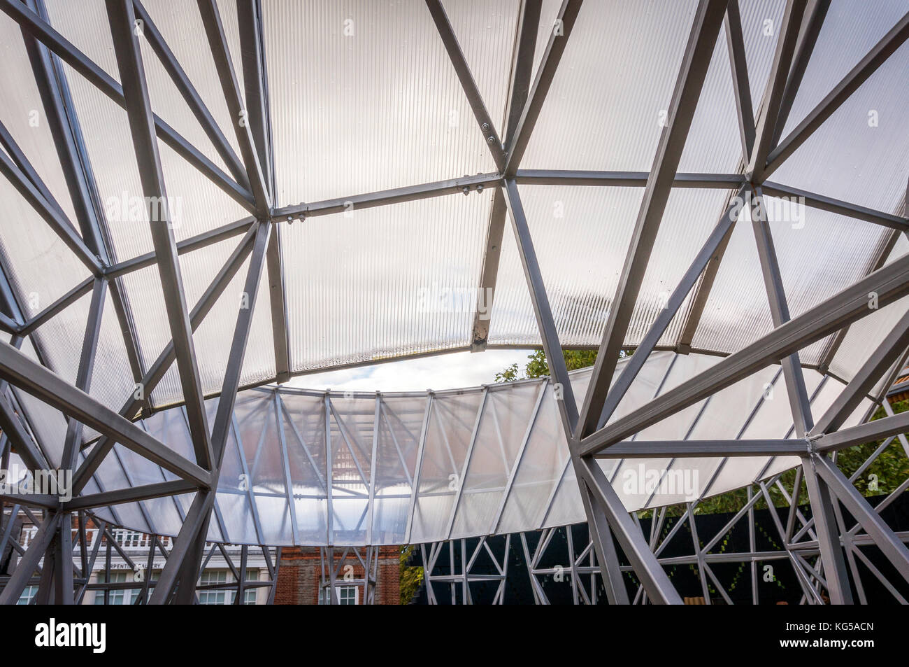 Il Serpentine Pavilion 2017 progettato da Francis Kéré, i giardini di Kensington, London, Regno Unito Foto Stock