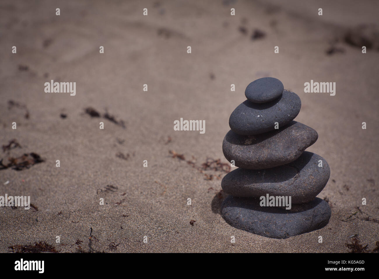 Pila di pietre bilanciato sulla spiaggia Foto Stock