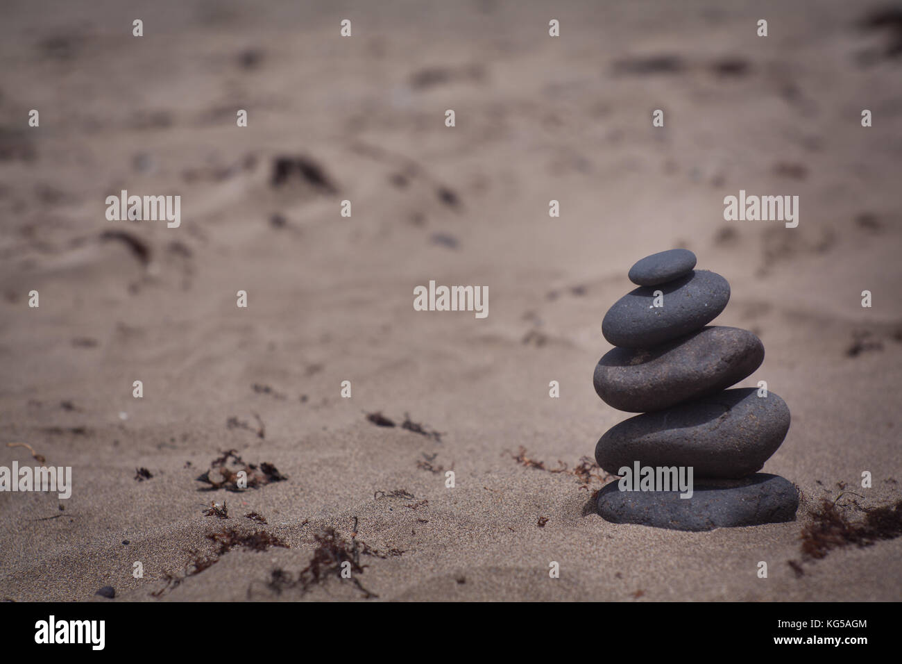 Pila di pietre bilanciato sulla spiaggia Foto Stock