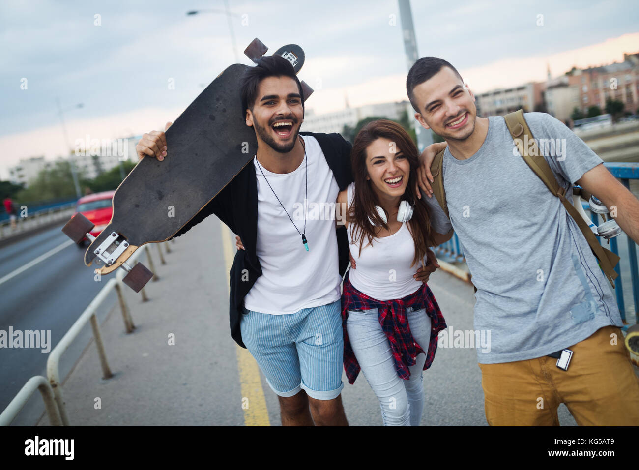 Gruppo di amici felice appendere fuori insieme Foto Stock