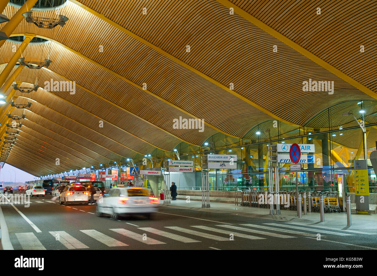 Accesso al terminale T-4, l' aeroporto di Barajas. Madrid, Spagna. Foto Stock