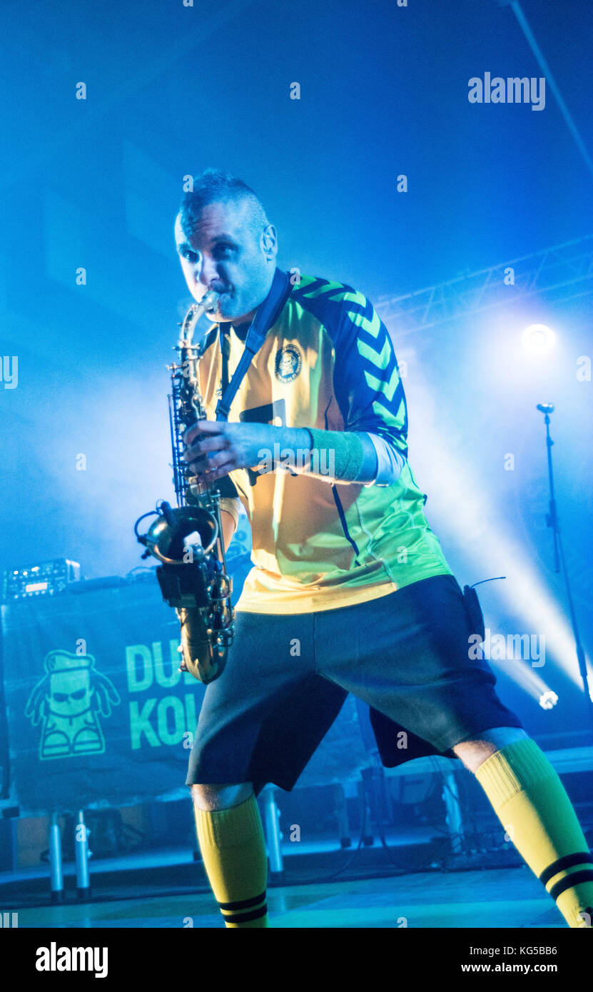 Saluzzi, Italia. 04 nov, 2017. mario ševarac(dubioza kolektiv ) esegue in saluzzo al pala 3 crs novmber 2017 credit: alberto gandolfo/Pacific press/alamy live news Foto Stock