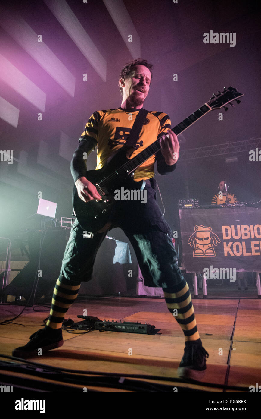 Saluzzi, Italia. 04 nov, 2017. jernej šavel(dubioza kolektiv ) esegue in saluzzo al pala 3 crs novmber 2017 credit: alberto gandolfo/Pacific press/alamy live news Foto Stock