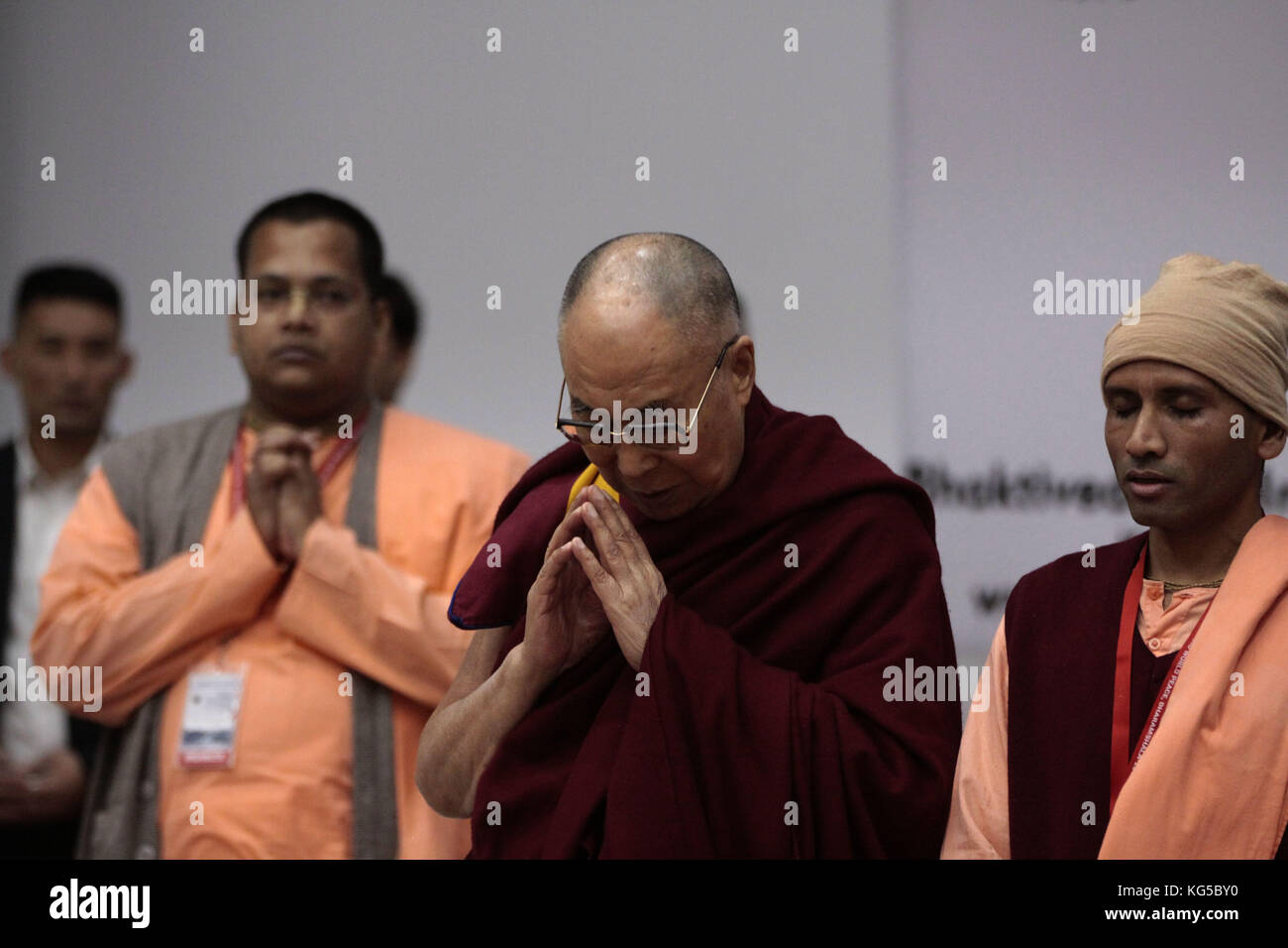 India. 04 nov, 2017. tibetano leader spirituale il dalai lama in piedi durante l'inno nazionale in occasione della conferenza sulla scienza, la religione e la pace mondiale organizzato da bhaktivedanta institute. Credito: shailesh bhatnagar/Pacific press/alamy live news Foto Stock