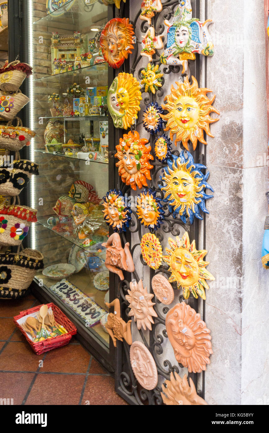 Materiali tecnoceramici in negozio, Taormina, Sicilia, Italia Foto Stock