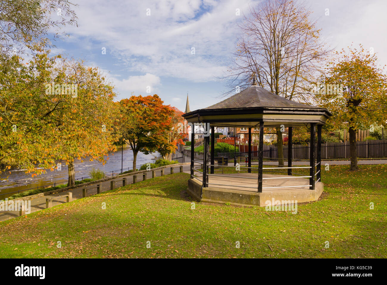 Fiume Dee e la città rurale gallese di Llangollen con Il chiosco e parco Victoria Promenade nel Galles del Nord Foto Stock