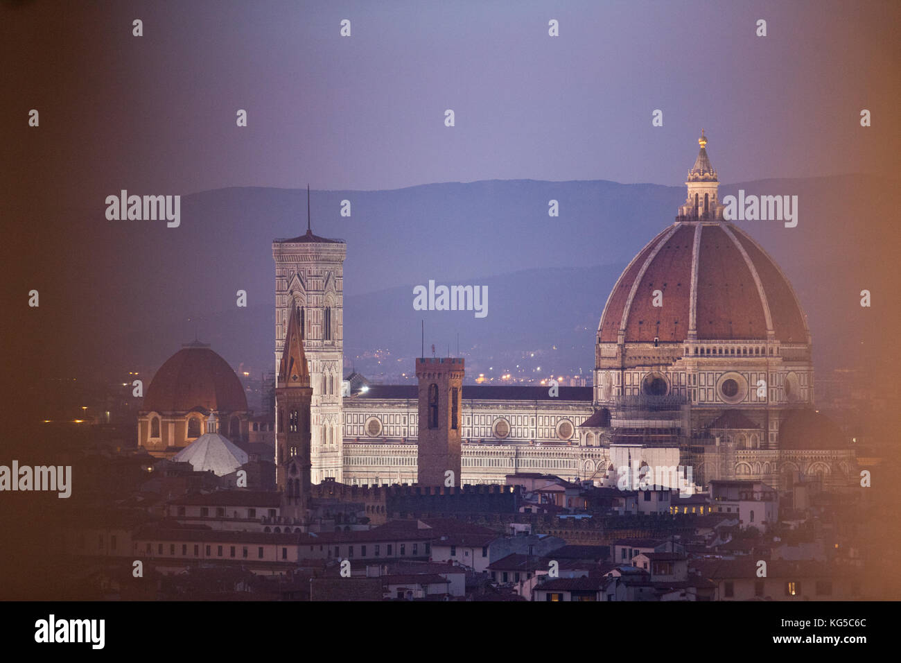 Paesaggio di Firenze durante il tramonto dal piazzale michelangelo. vista di santa maria del fiore Foto Stock