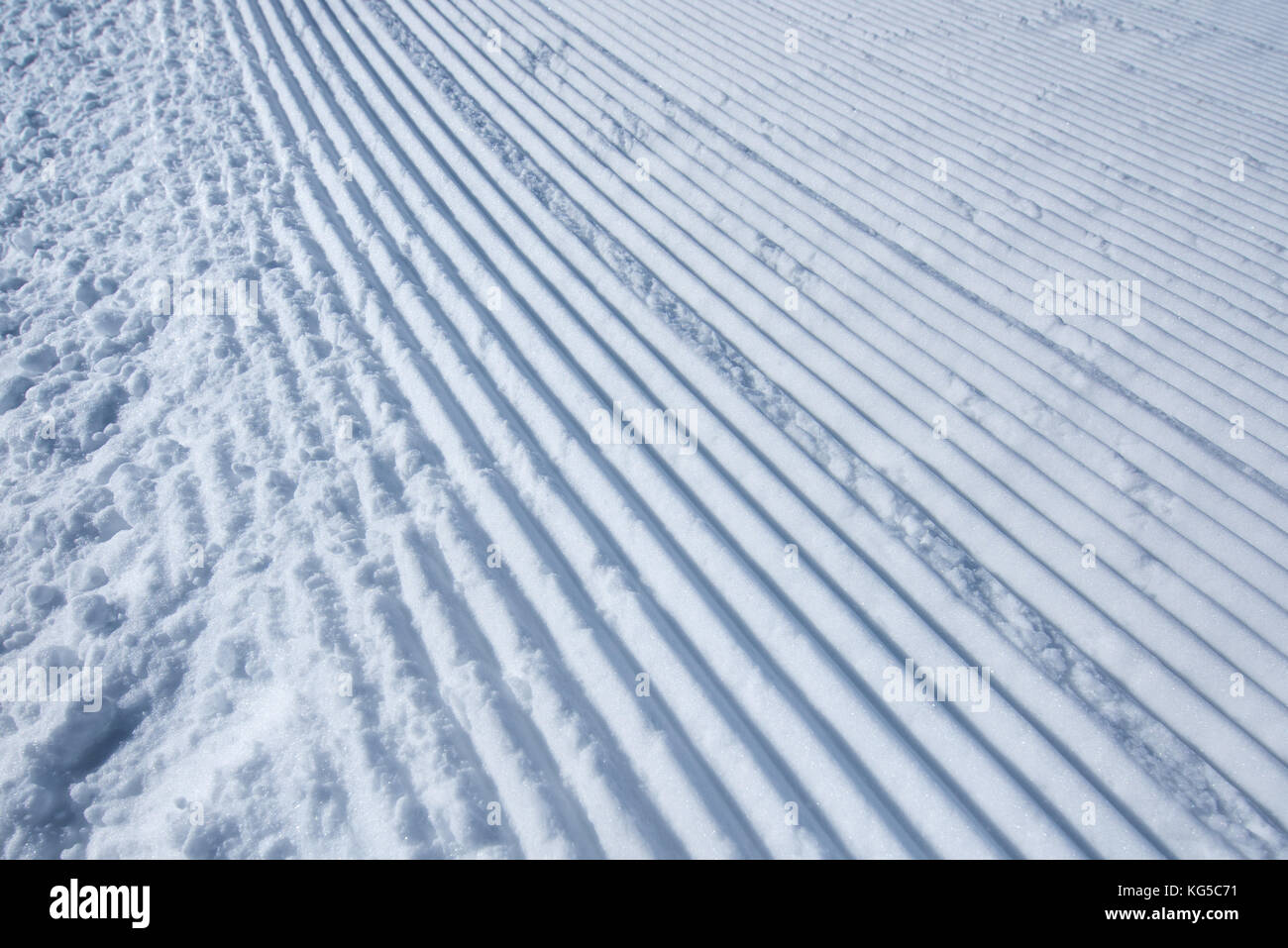 Pista da sci ben curata sulla neve, in inverno Foto Stock