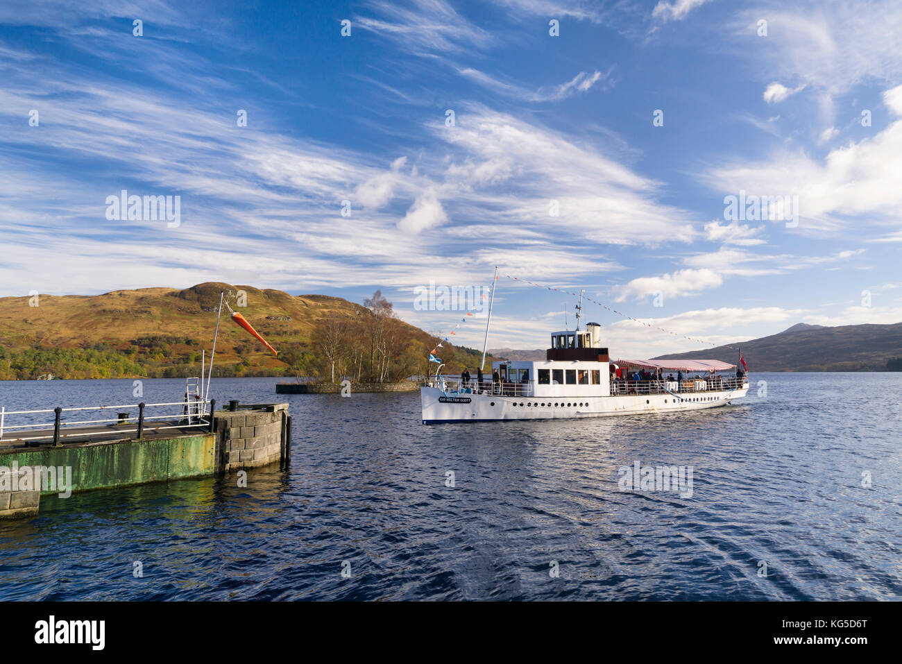 La nave a vapore Sir Walter Scott si avvicina al molo di Stronachlachar sul Loch Katrine, il Lomond e Trossachs National Park, Sterling, Scozia. Foto Stock