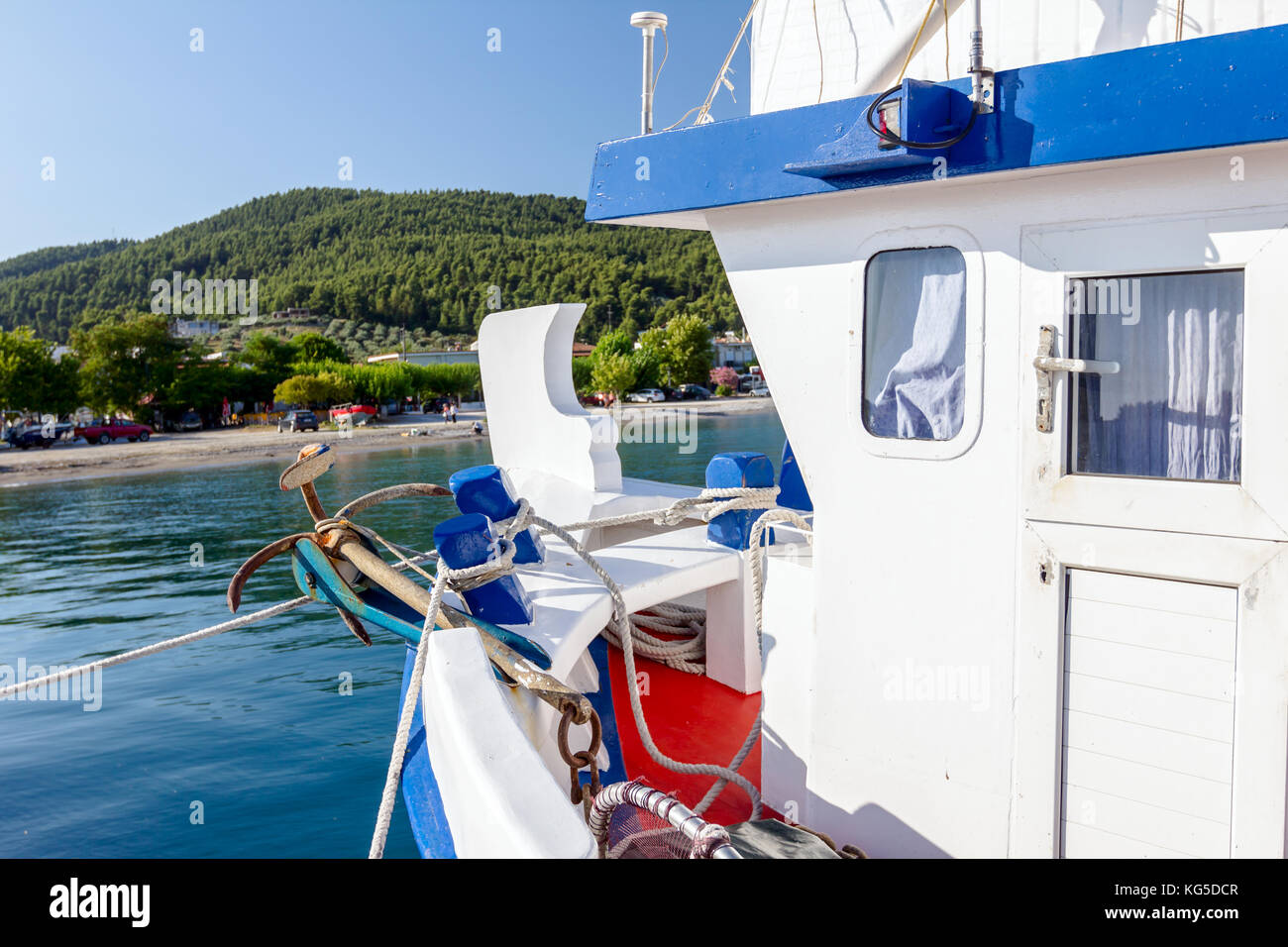 Vista laterale di una cabina comandante a piccola barca da pesca con il dispositivo di ancoraggio. Foto Stock