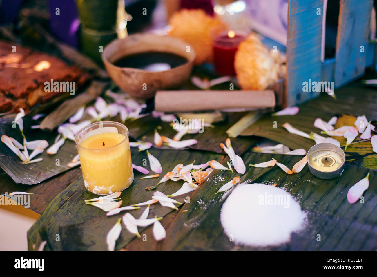 Il giorno dei morti nella penisola dello Yucatan. hanal pixan, una tradizione maya significato di cibo per le anime di quelle passate. un altare è realizzato. Foto Stock