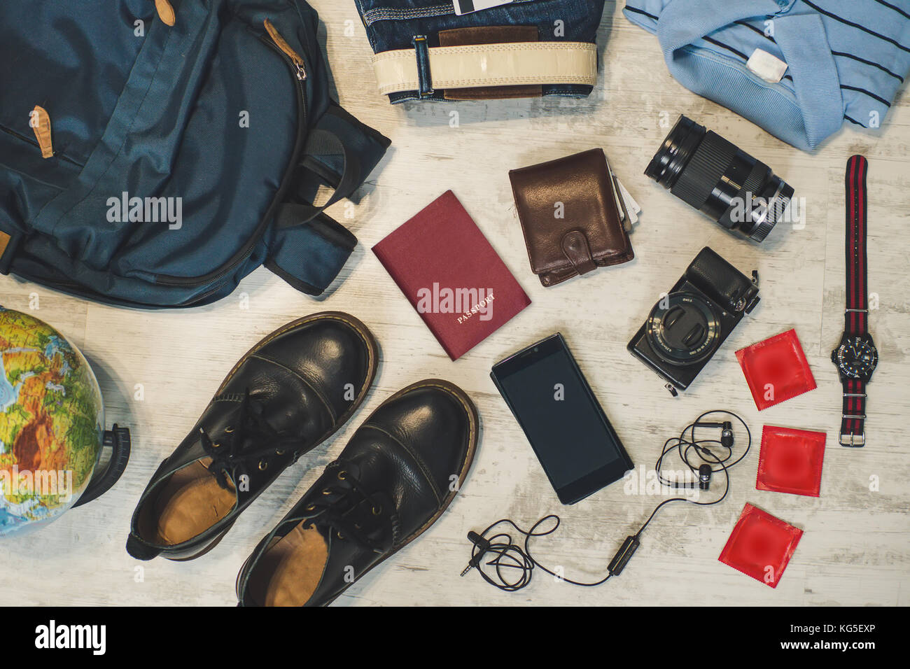 Preparazione per la corsa all'aperto nozione di attività, piatto. laici  nello zaino di passaporti, portafogli, telefono e valute, maglietta,  fotocamera, passaporto, telefono e preservativi Foto stock - Alamy