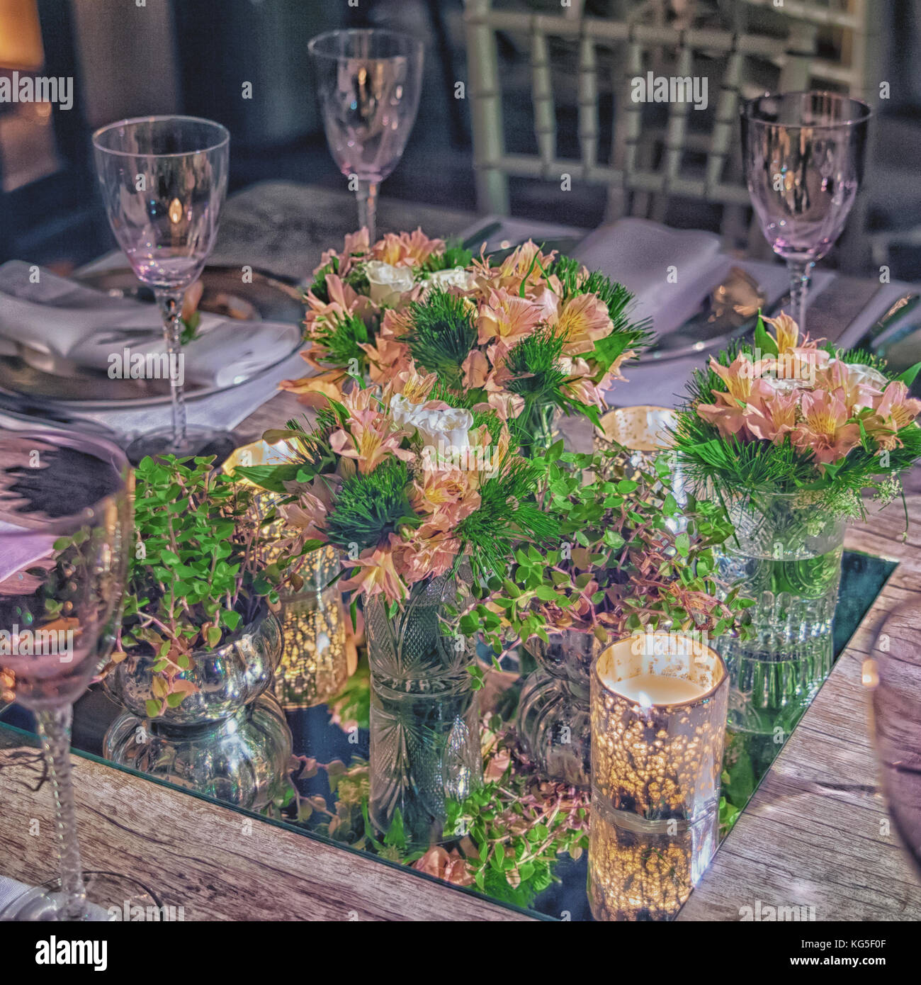 Splendidamente decorate le tabelle per gli ospiti con decorazioni Foto Stock